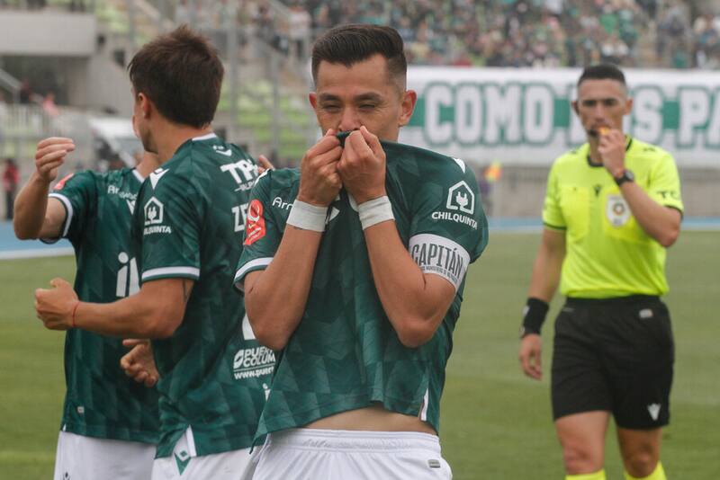Carlos Muñoz tras anotar un tanto en el empate entre Santiago Wanderers y Deportes Recoleta. Foto: Aton.