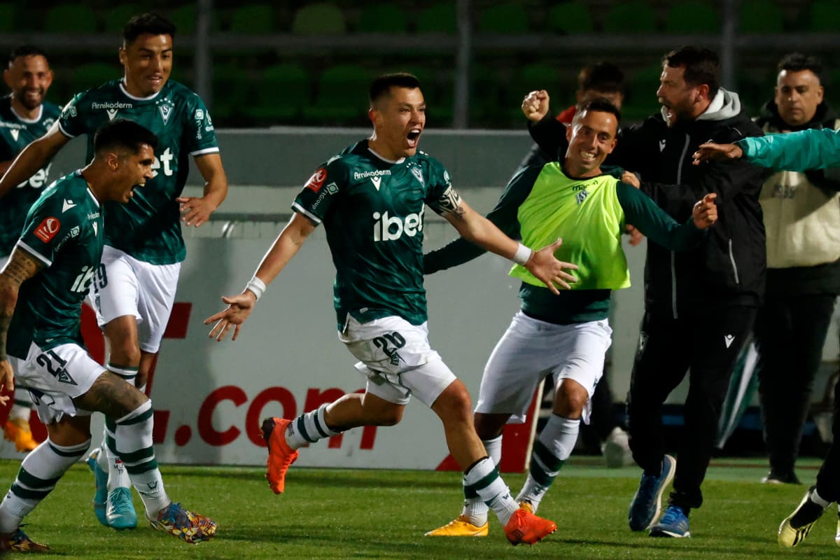 El delantero renovó su contrato con Wanderers. (Foto: Agencia Aton)