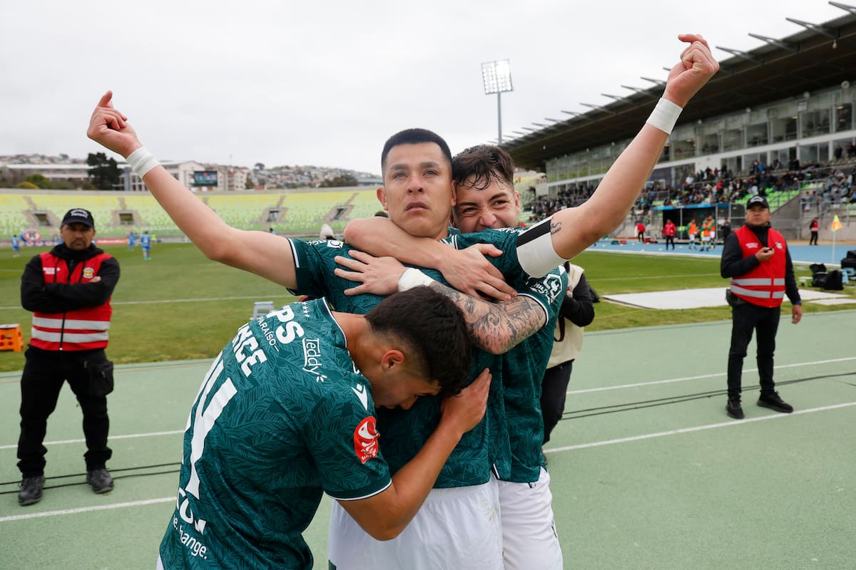 Carlos Muñoz celebrando un gol frente a San Marcos de Arica por el torneo de Primera B.