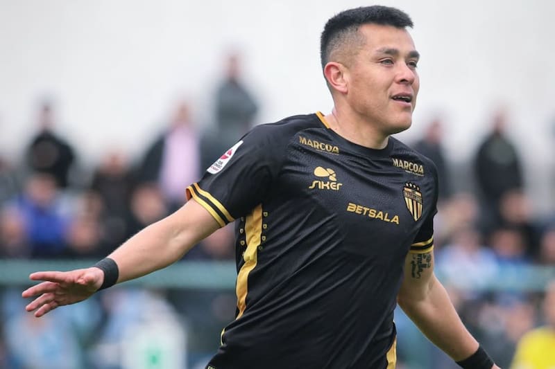 Un delantero protagonista del fútbol chileno en las últimas décadas. Hoy, a los 36 años de edad, sigue plenamente vigente. Foto: Instagram Carlos Muñoz.