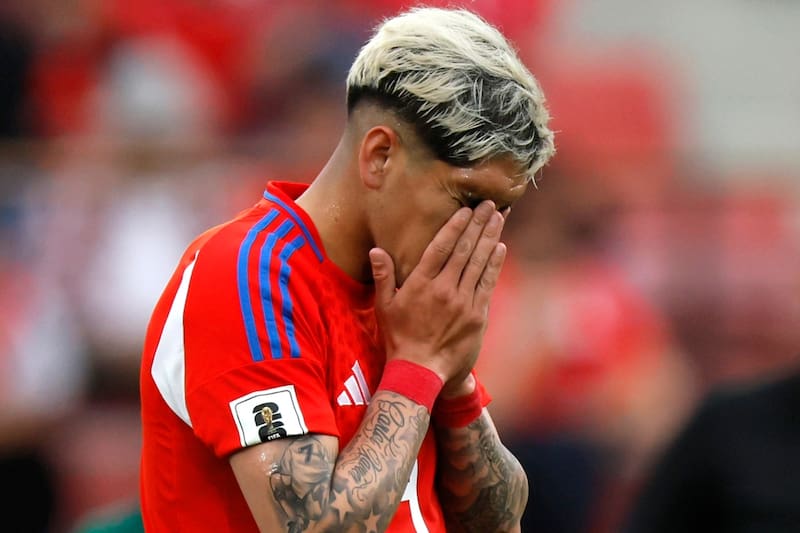 Carlos Palacios jugando por La Roja.