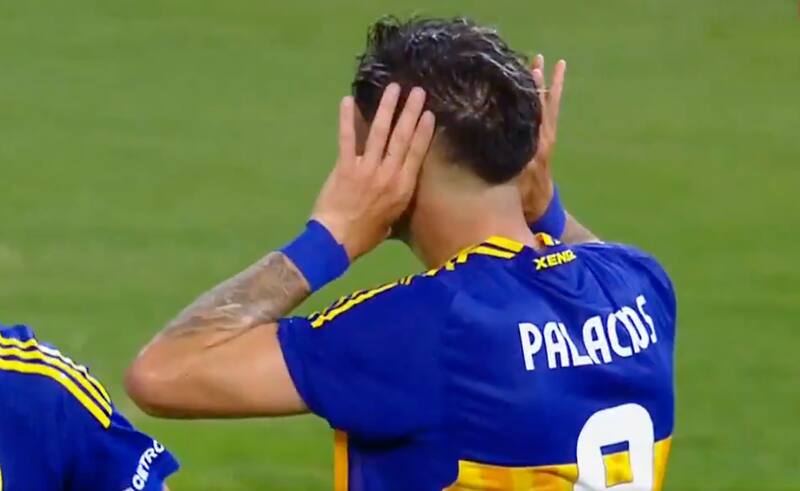 Celebró su primer gol en Boca como lo hacía Juan Román Riquelme.
