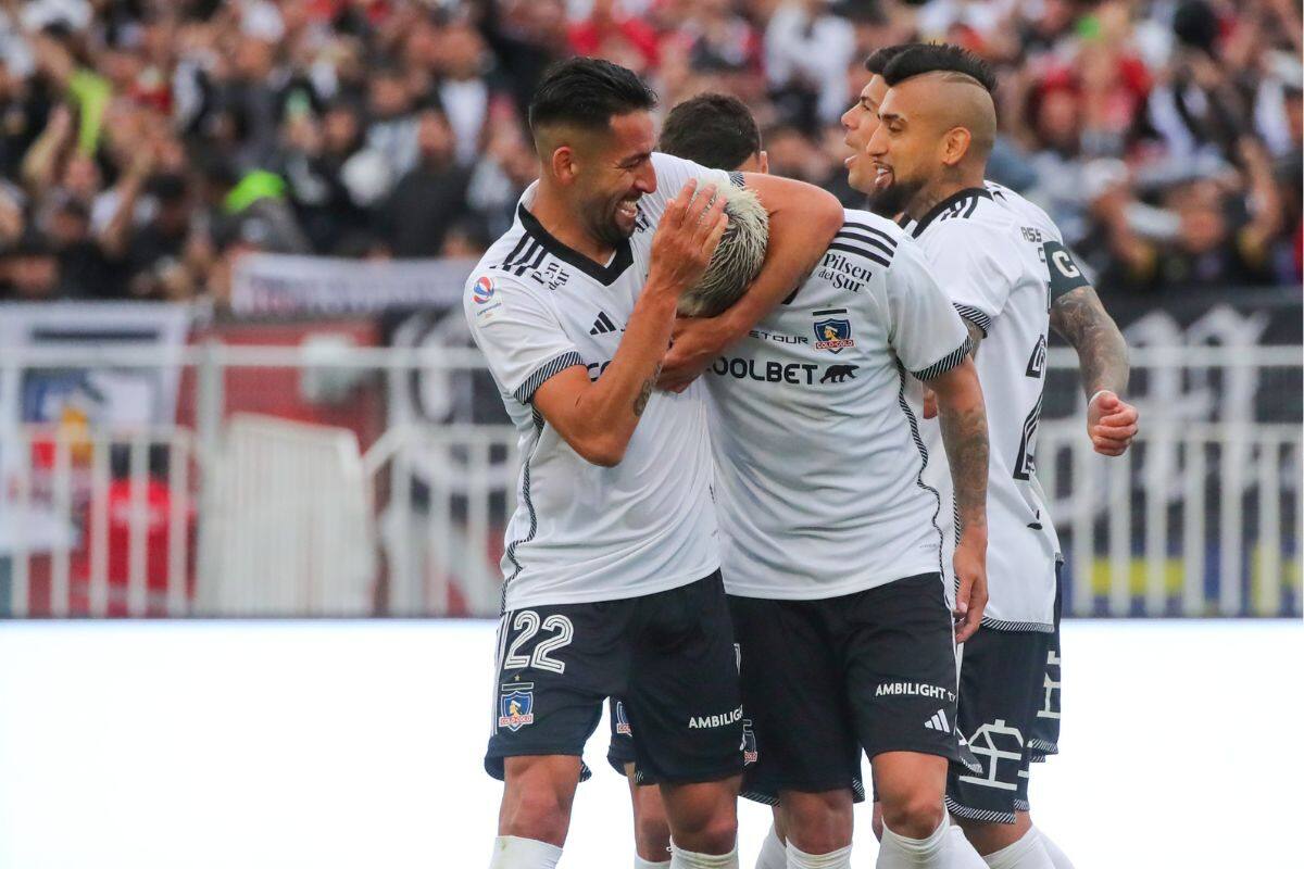 es felicitado por Javier Correa, luego de marcarle un gol a Deportes iquique. Foto: Agencia Aton.