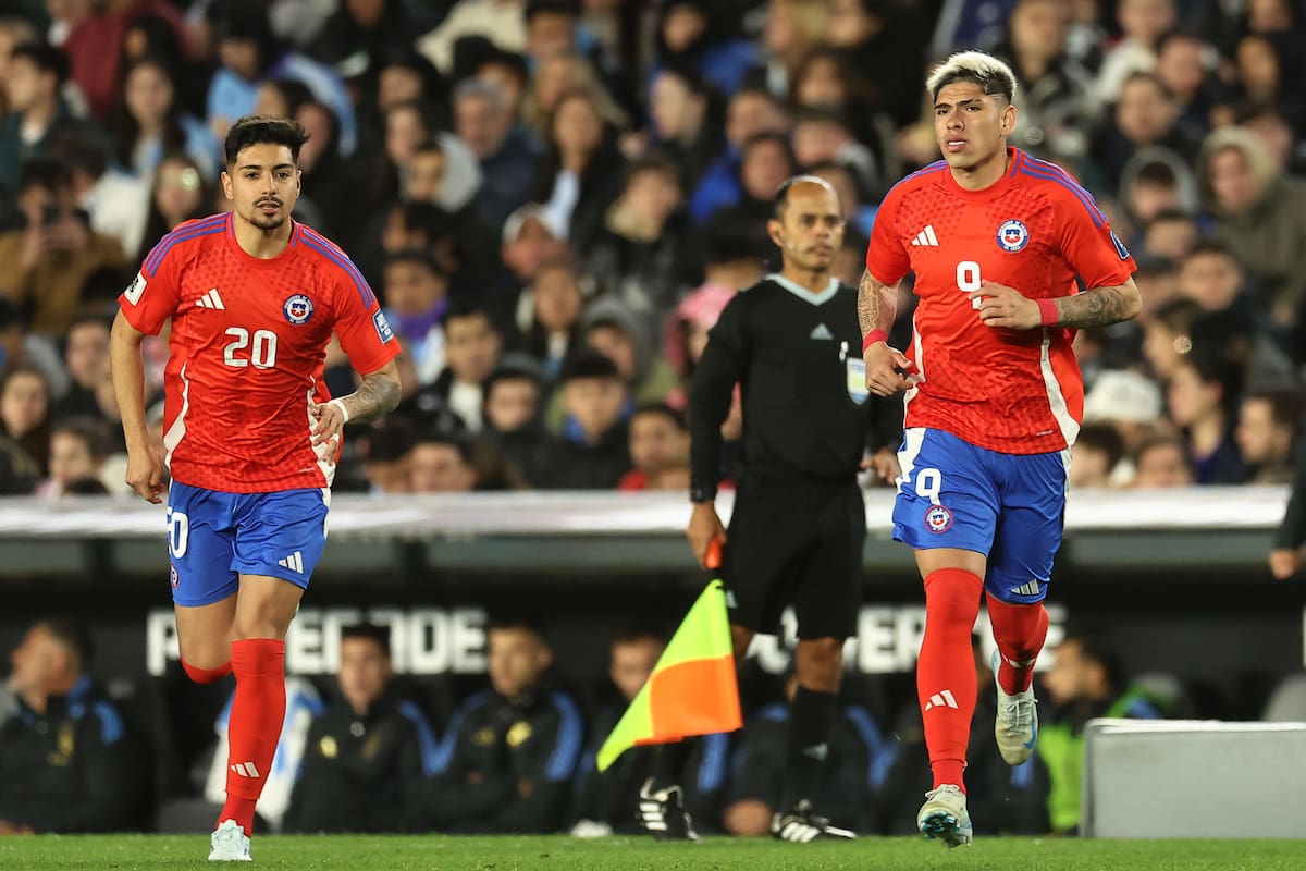Carlos Palacios ingresando ante Argentina.