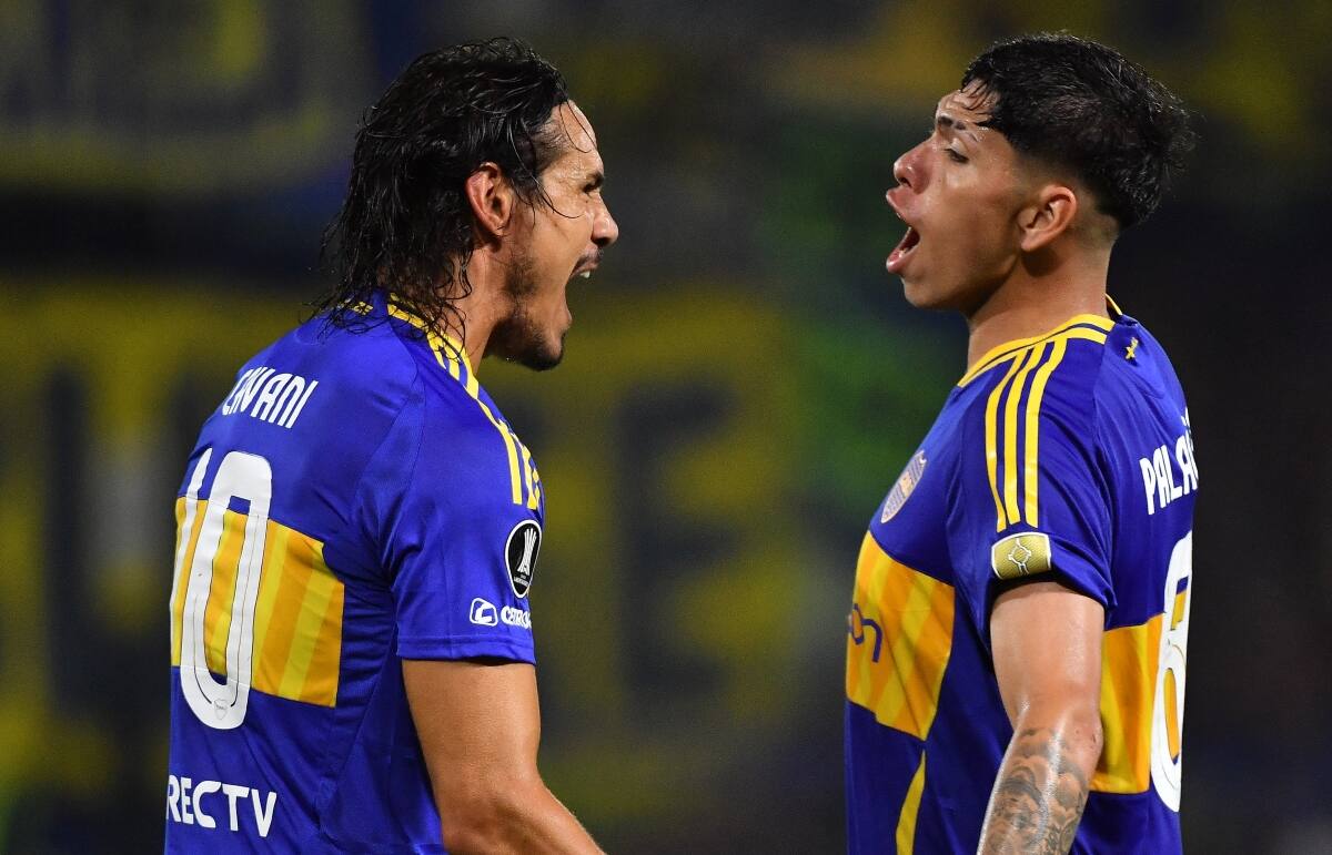 El chileno con Edinson Cavani en Boca Juniors.