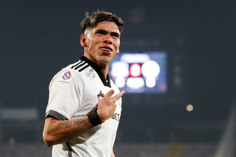 celebrando su gol en Colo Colo. Foto: Aton.
