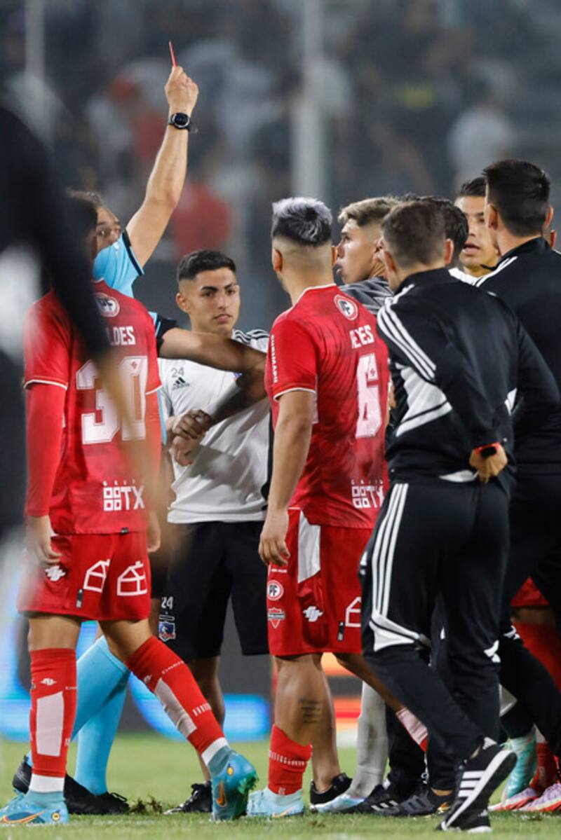 El momento en que Héctor Jona expulsó a Carlos Palacios. Foto: Aton.