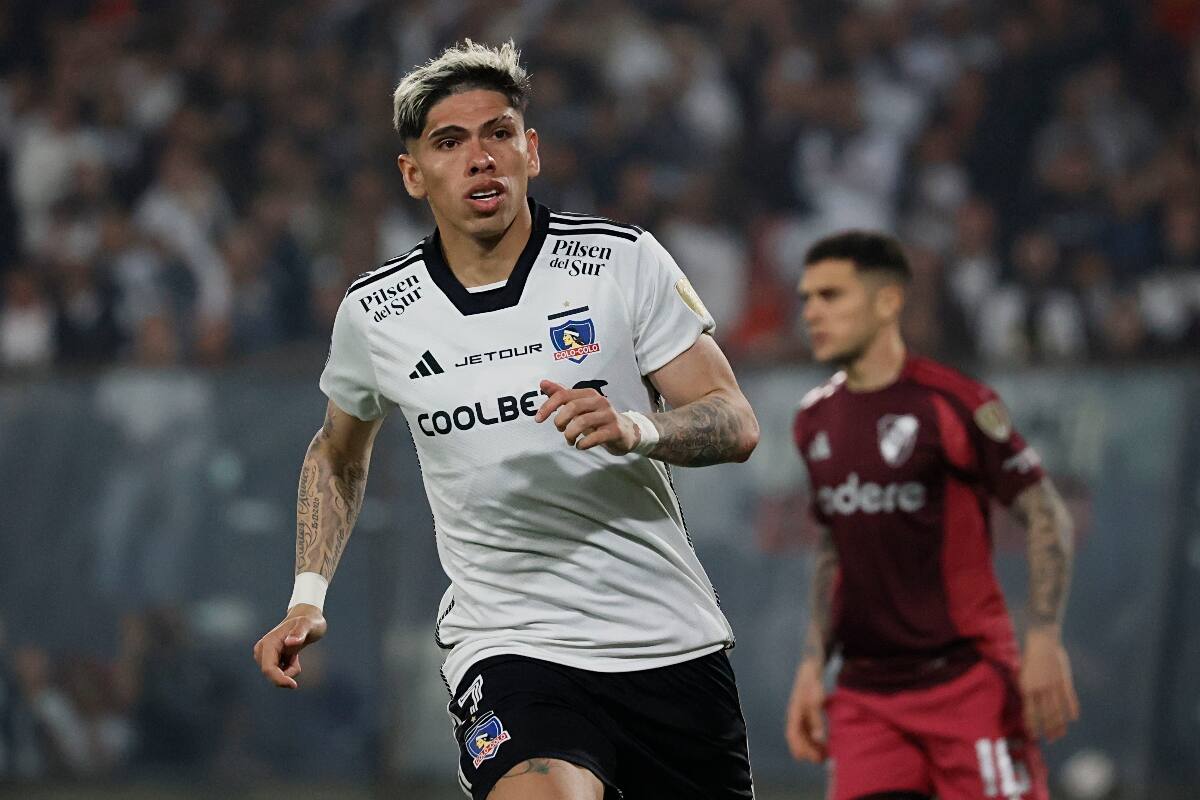 Carlos Palacios jugando ante River Plate por Copa Libertadores
