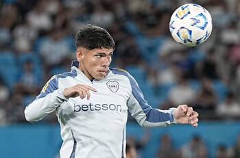 Riquelme revela que Carlos Palacios sufre con el fútbol argentino: “Dos partidos y terminó internado”