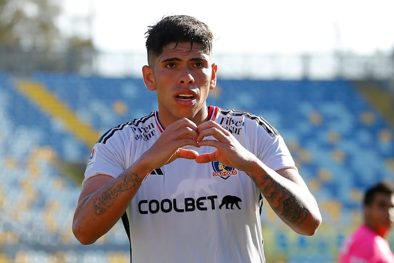 celebrando con la camiseta de Colo Colo ante Everton en el estadio Sausalito. (Foto: Aton)