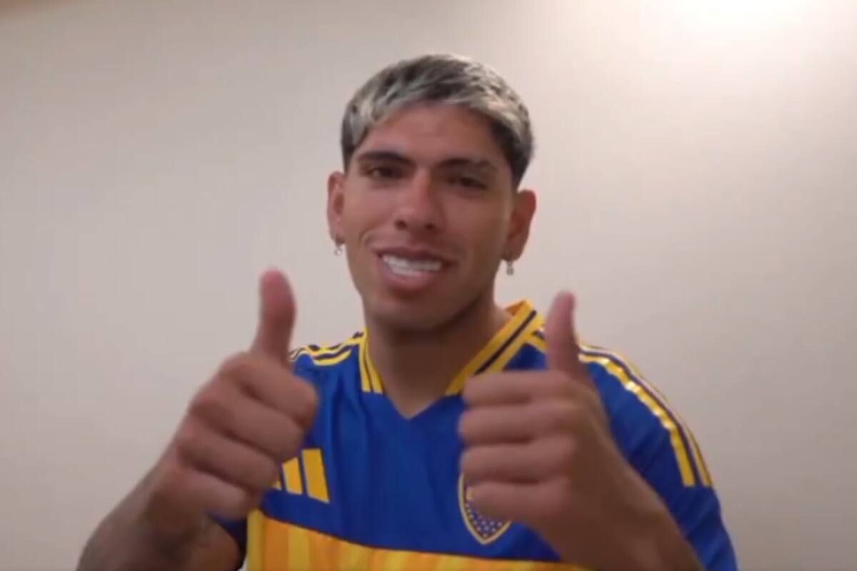 con la camiseta de Boca Juniors.