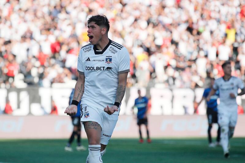 celebrando el primer gol de Colo Colo ante Huachipato.