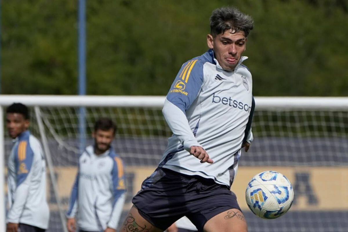 Fue multado en Boca Juniors por llegar tarde a entrenar y ahora Fernando Gago debe decidir si la Joya vuelve a la titularidad. Foto: Instagram Boca Juniors.