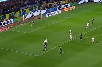 VIDEO | ¡Era golazo! El palo impidió la celebración de Carlos Palacios en Boca Juniors