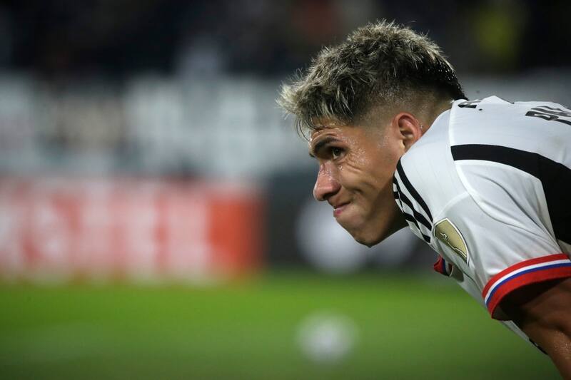 Juan Cristóbal Guarello destrozó el físico del volante de Colo Colo.