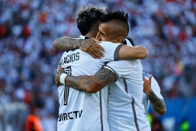 abrazando a Arturo Vidal en Colo Colo.