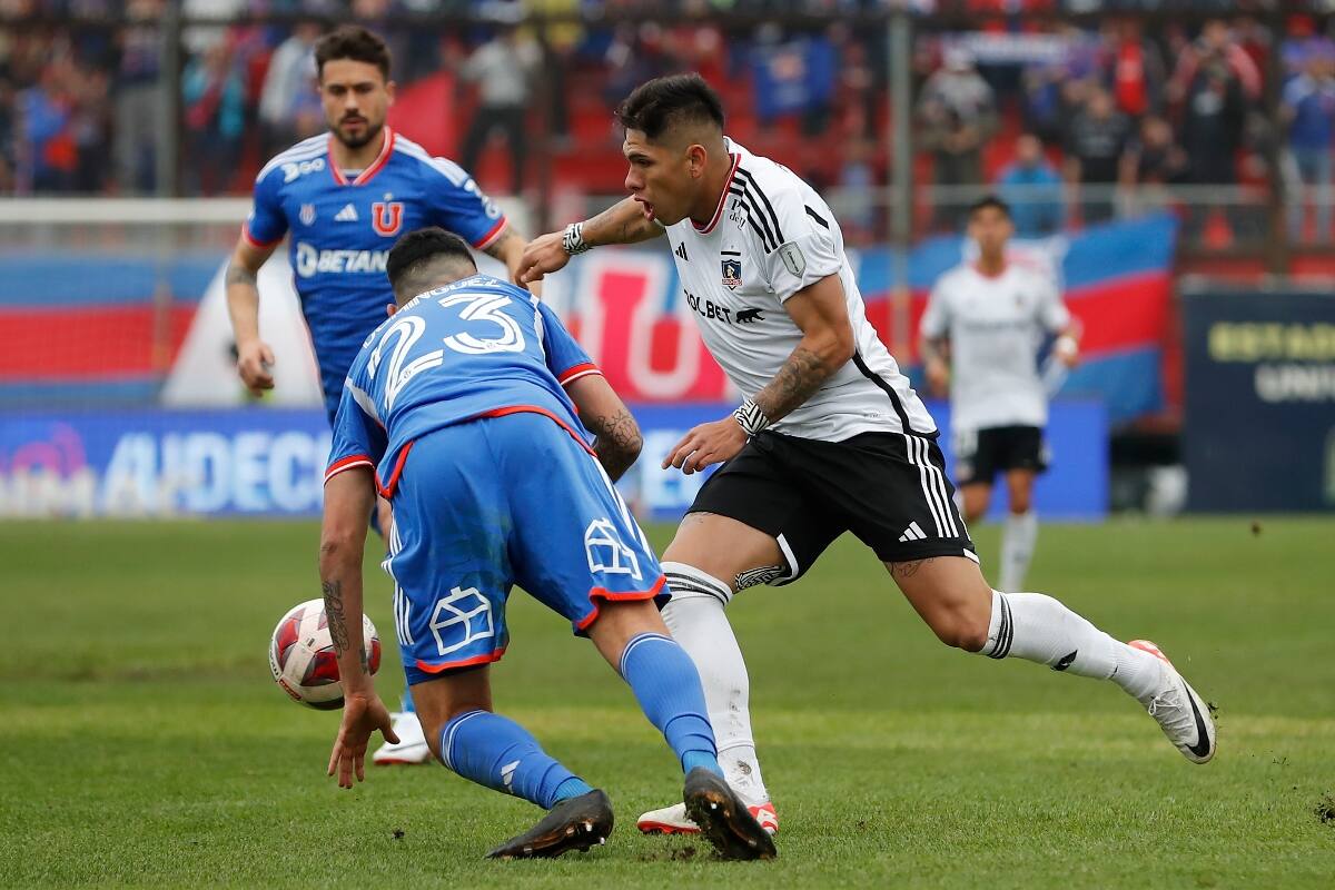 jugando por Colo Colo ante Universidad de Chile (Foto: Aton)