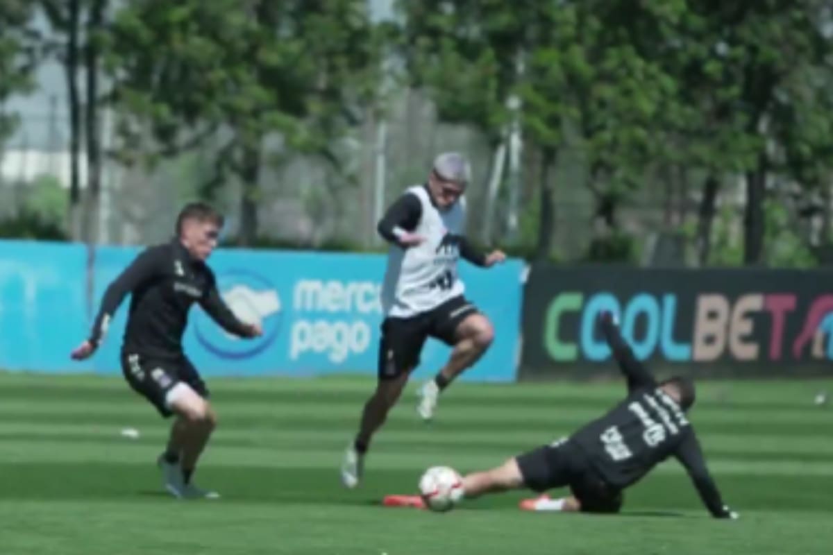 Carlos Palacios entrenó como titular en Colo Colo