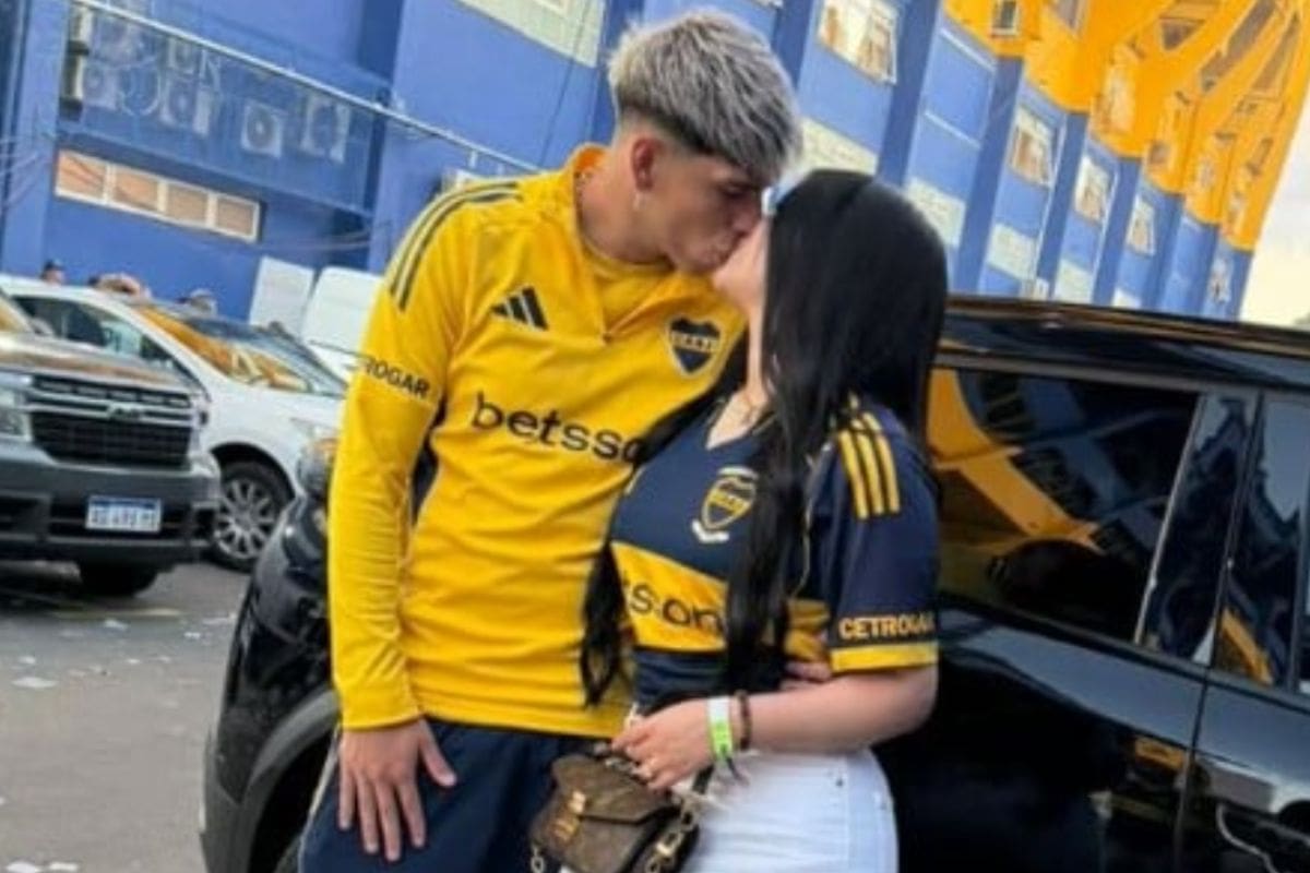 junto a su polola de dos años, la influencver Alexia Catalina. Foto: @carliitospalaciios00 en Instagram