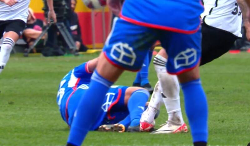 Nery Domínguez recibiendo plancha de Carlos Palacios en el Superclásico.
