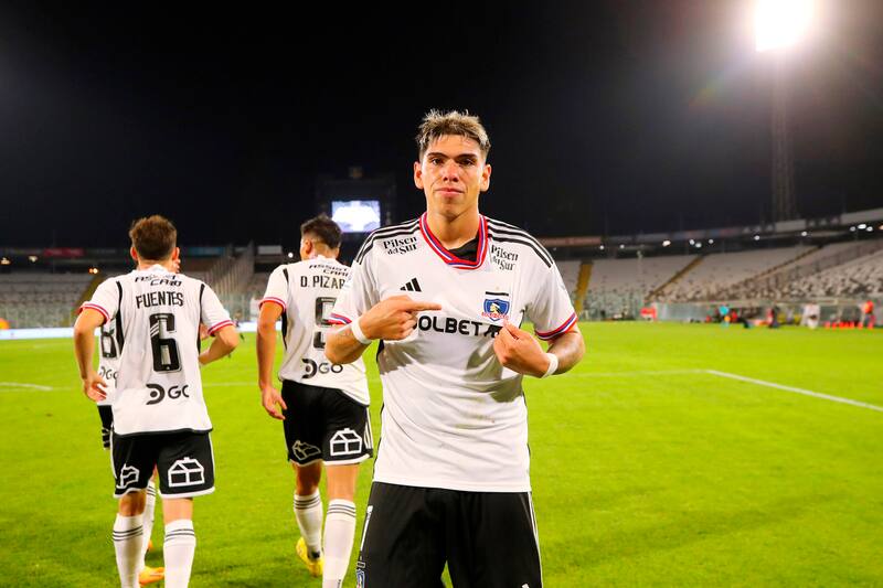 Carlos Palacios anotó dos goles en el triunfo de Colo Colo. Crédito: Agencia Aton.