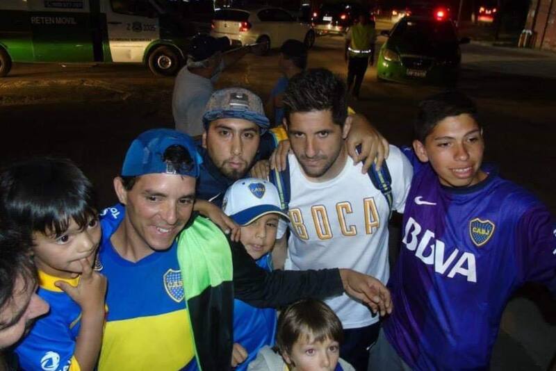 En Argentina ya comenzaron a reflotar antiguos registros de Carlos Palacios con ropa de Boca Juniors, como en esta fotografía junto a Agustín Orión.