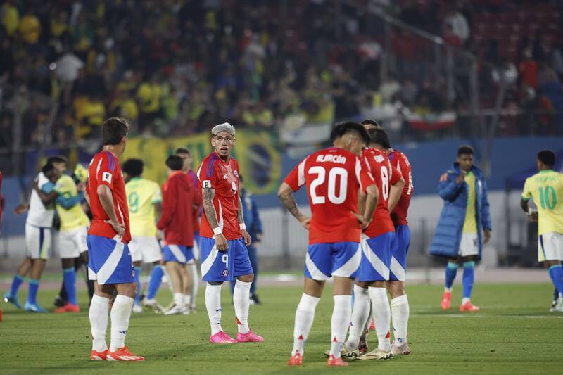 La Roja tras la derrota ante Brasil en el Estadio Nacional.
