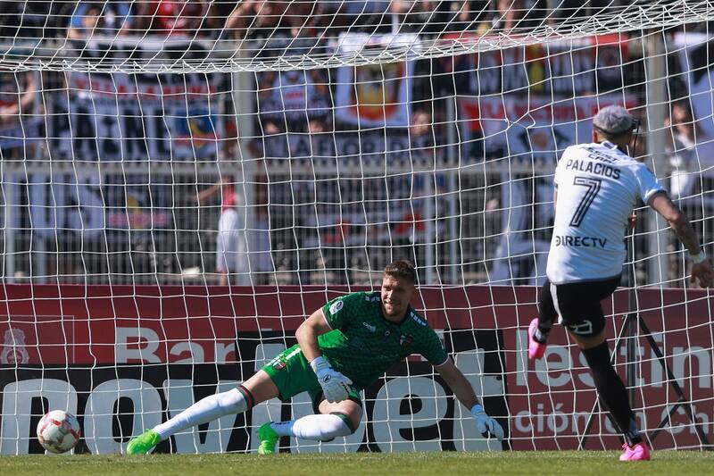 Carlos Palacios pateando un penal para Colo Colo. Agencia Aton