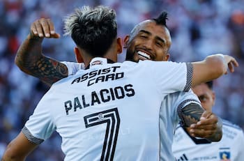“Te amo”: Carlos Palacios y Arturo Vidal se “tiran flores” en medio de sus complicados momentos