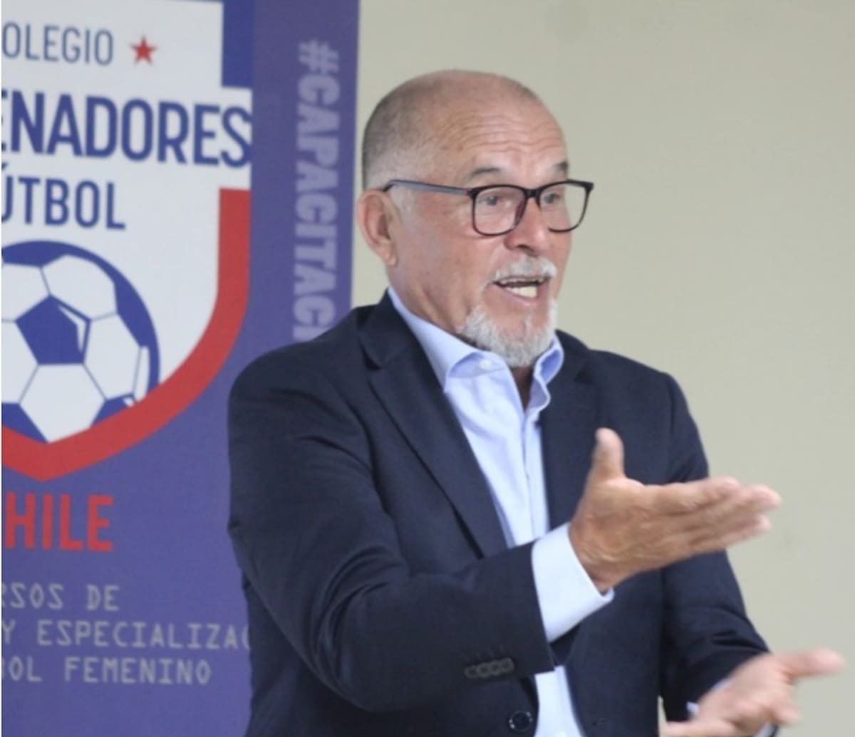 Lamenta que los dirigentes de clubes chilenos, sobre todo de los grandes, tengan una mirada de menoscabo del entrenador chileno.