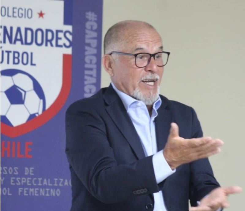 Lamenta que los dirigentes de clubes chilenos, sobre todo de los grandes, tengan una mirada de menoscabo del entrenador chileno.