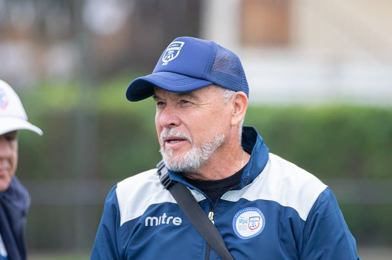 Carlos Ramos, el presidente del Colegio de Entrenadores, hace un crudo análisis de los conflictos, amenazas y concesiones que enfrenta la profesión de técnico en Chile y de cómo impacta en el desarrollo del golpeado fútbol chileno.
