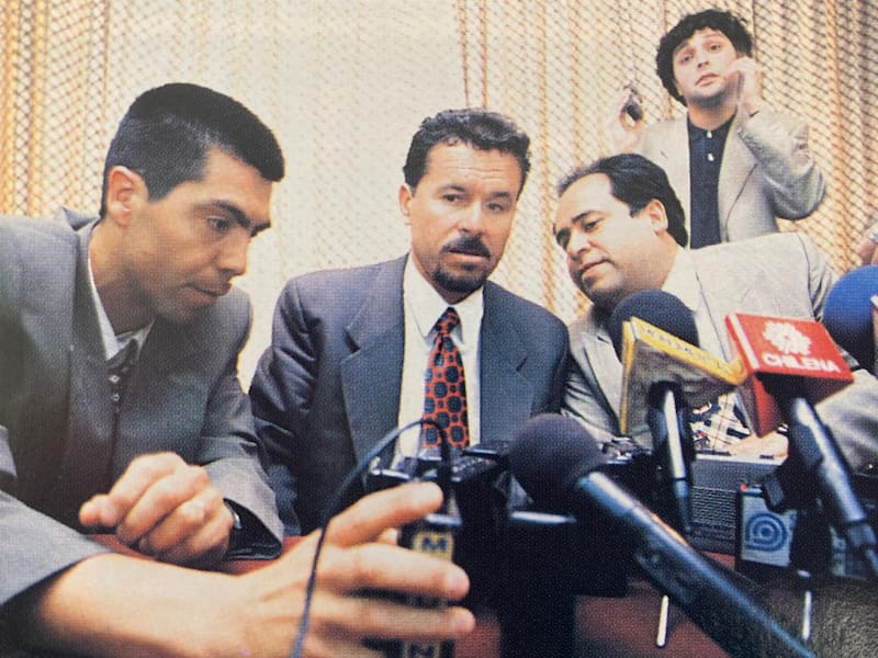 Ramos, al centro, junto a Carlos Soto y el abogado Héctor Villarroel. Septiembre de 1997 y la paralización pasaba a ser un hito en la historia del fútbol chileno.