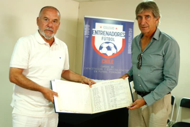 Para el Colegio de Entrenadores, el regreso a Chile del actual técnico del Betis es imperioso. "Que él elija dónde quiere estar", dice Ramos.