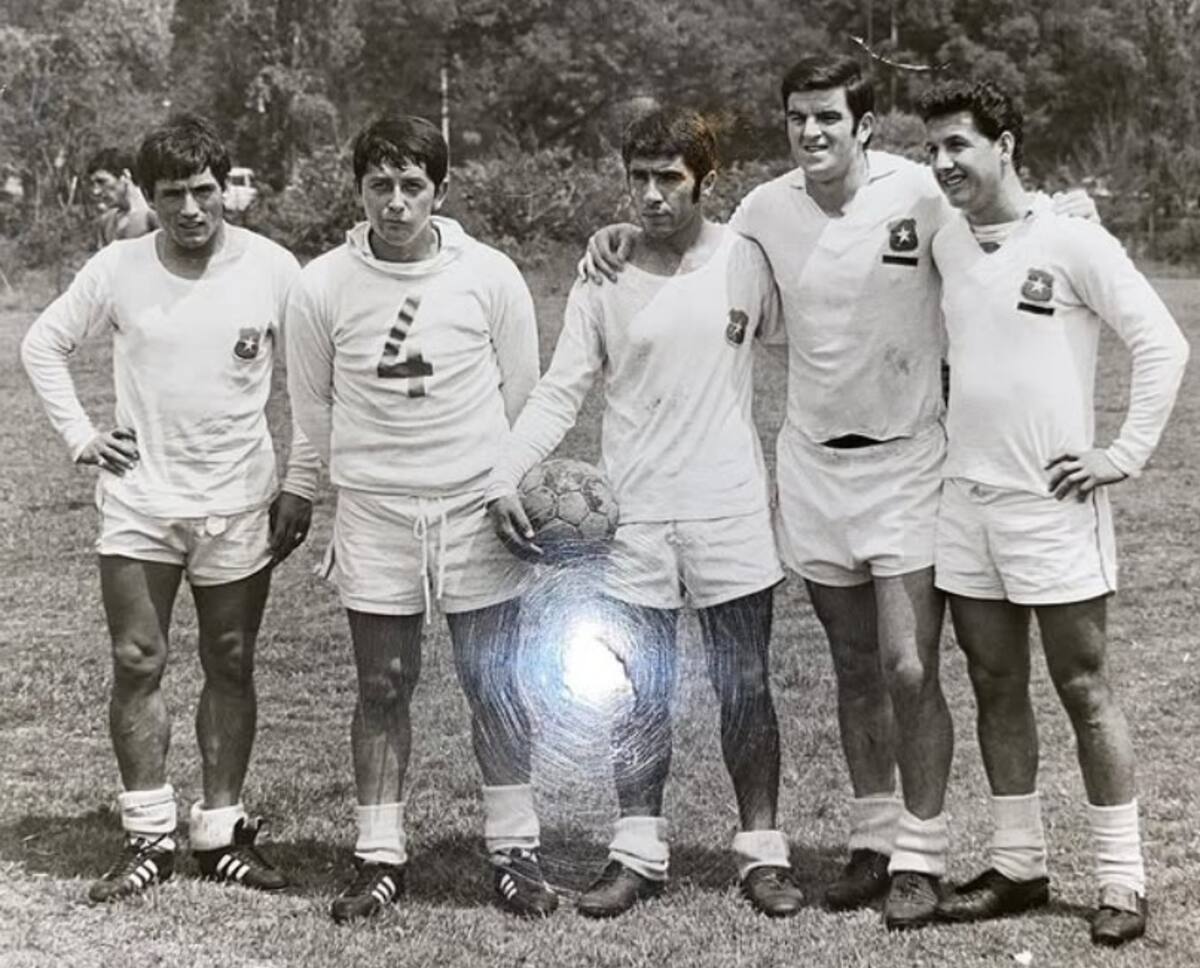 Pedro Araya, Francisco Chamaco Valdés, Reinoso, Rubén Marcos y Leonel Sánchez durante una concentración de la Roja.