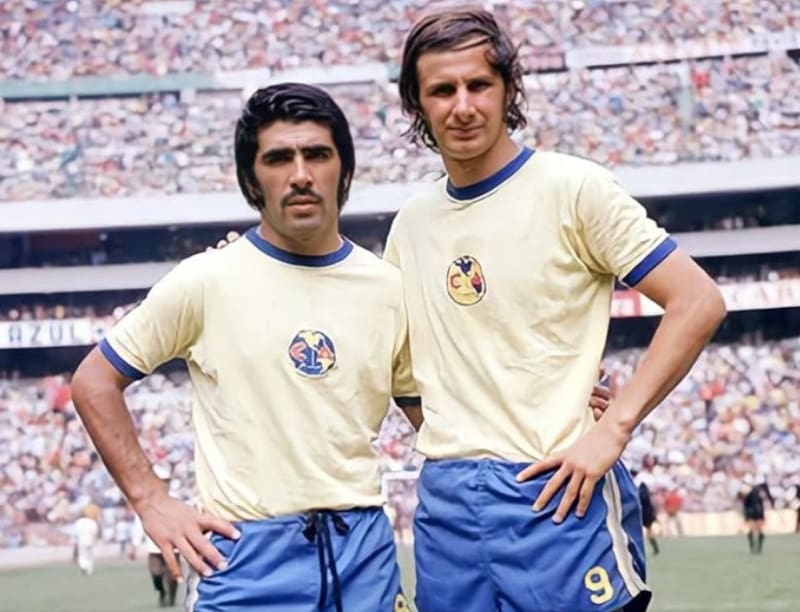 El mediocampista chileno sacó goleador al mexicano. El azteca se adelantó cuando sacó su propio comic y Reinoso no se quedó atrás.