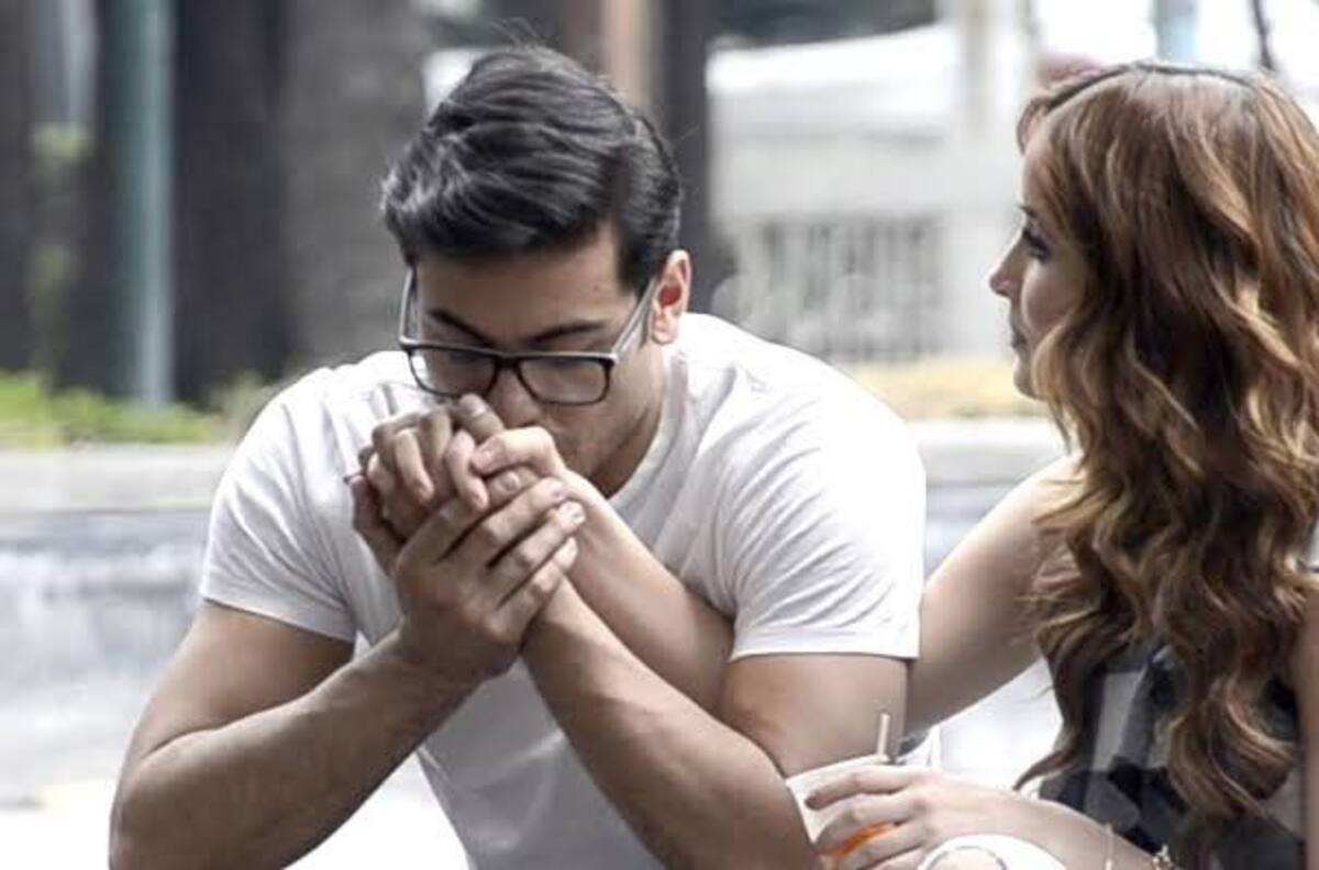 Carlos Rivera dedica romántico mensaje a Cynthia Rodríguez