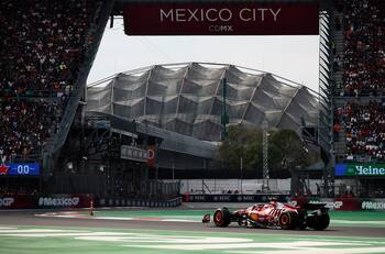 Carlos Sainz dejó la imagen del fin de semana en la F1: adelantó a Verstappen y se quedó con el GP de México