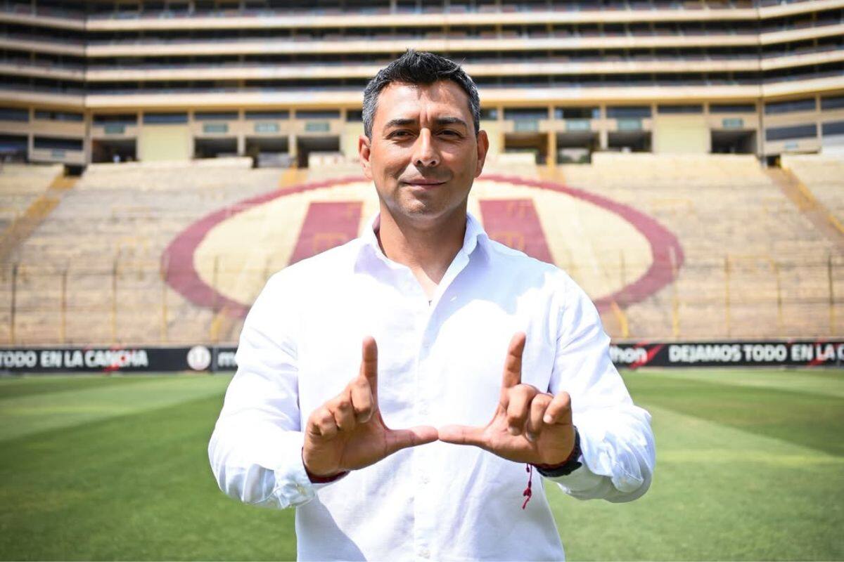 El entrenador chileno fue presentado oficialmente como nuevo DT de la rama femenina de Universitario de Deportes. Foto: @futbolfemeninouniversitario en Instagram.