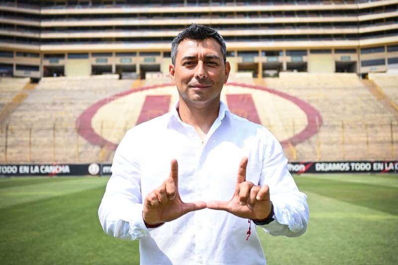 El entrenador chileno fue presentado oficialmente como nuevo DT de la rama femenina de Universitario de Deportes. Foto: @futbolfemeninouniversitario en Instagram.