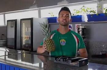 VIDEO | Jugo de Piña para los Tanos: Audax Italiano le hizo una divertida presentación a Carlos Villanueva