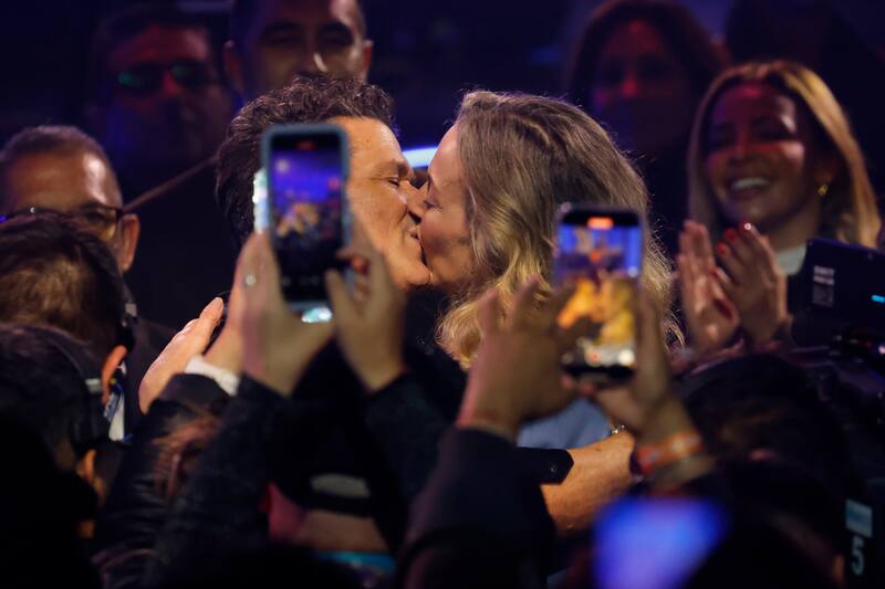 El cantante colombiano le dio un beso a su esposa. / Créditos: ATON.