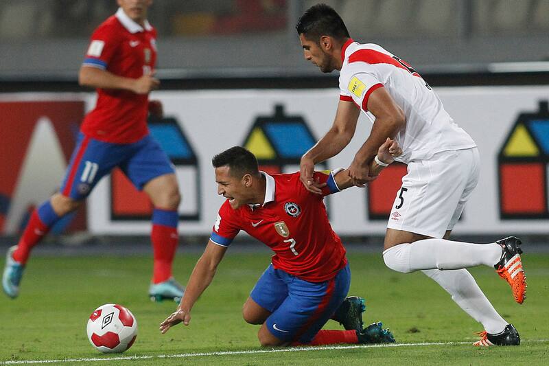jugando por Perú ante la selección chilena (Foto: Aton)