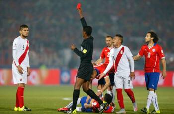 Jugador peruano recuerda criminal patada a Charles Aránguiz en la Copa América 2015: “Me arrepiento... de no habérsela puesto bien”