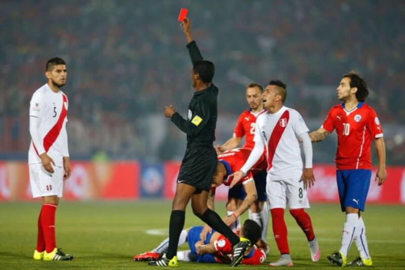 El defensor peruano Carlos Zambrano recordó su expulsión en la semifinal continental.