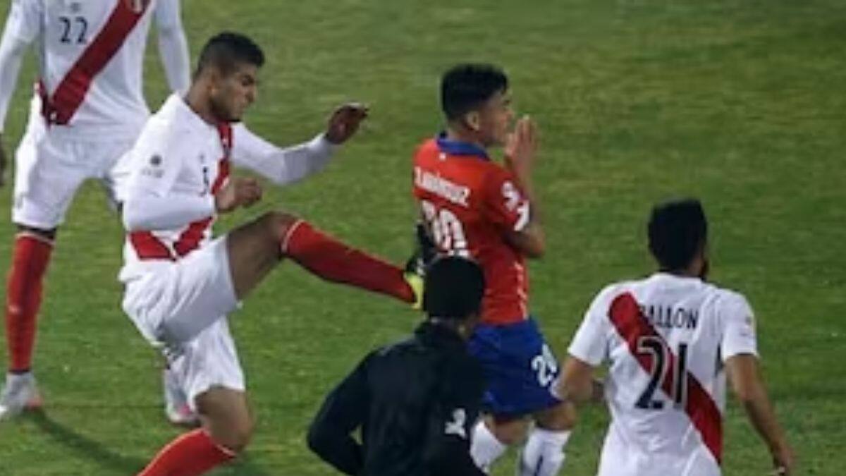 VIDEO | No aprende: Carlos Zambrano volvió a agredir a Charles Aránguiz 10 años después de la Copa América