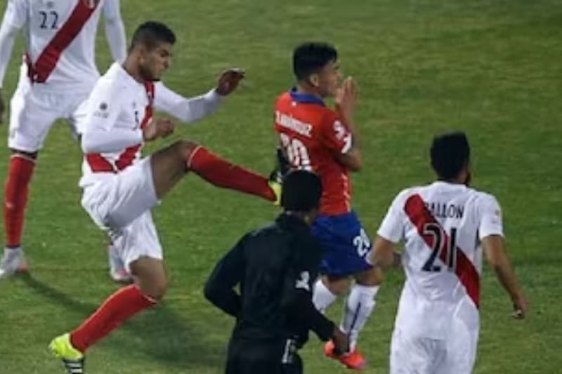 fue expulsado en la Copa América 2015 por esta patada a Charles Aránguiz. 10 años más tarde, el zaguero peruano volvió a agredir al Príncipe y se fue a las duchas.