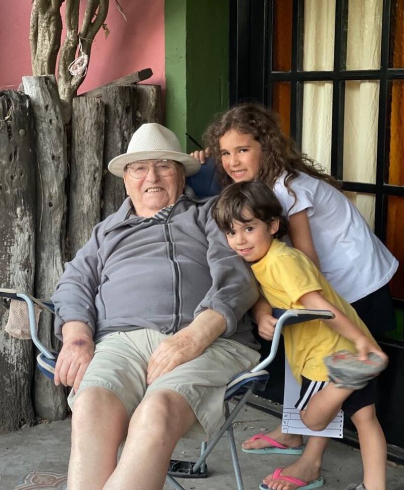 Néstor junto a los hijos de Carmen Tuitera. Créditos: Instagram