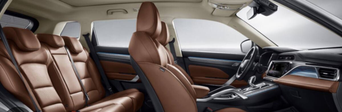 La Jueza luce su camioneta.