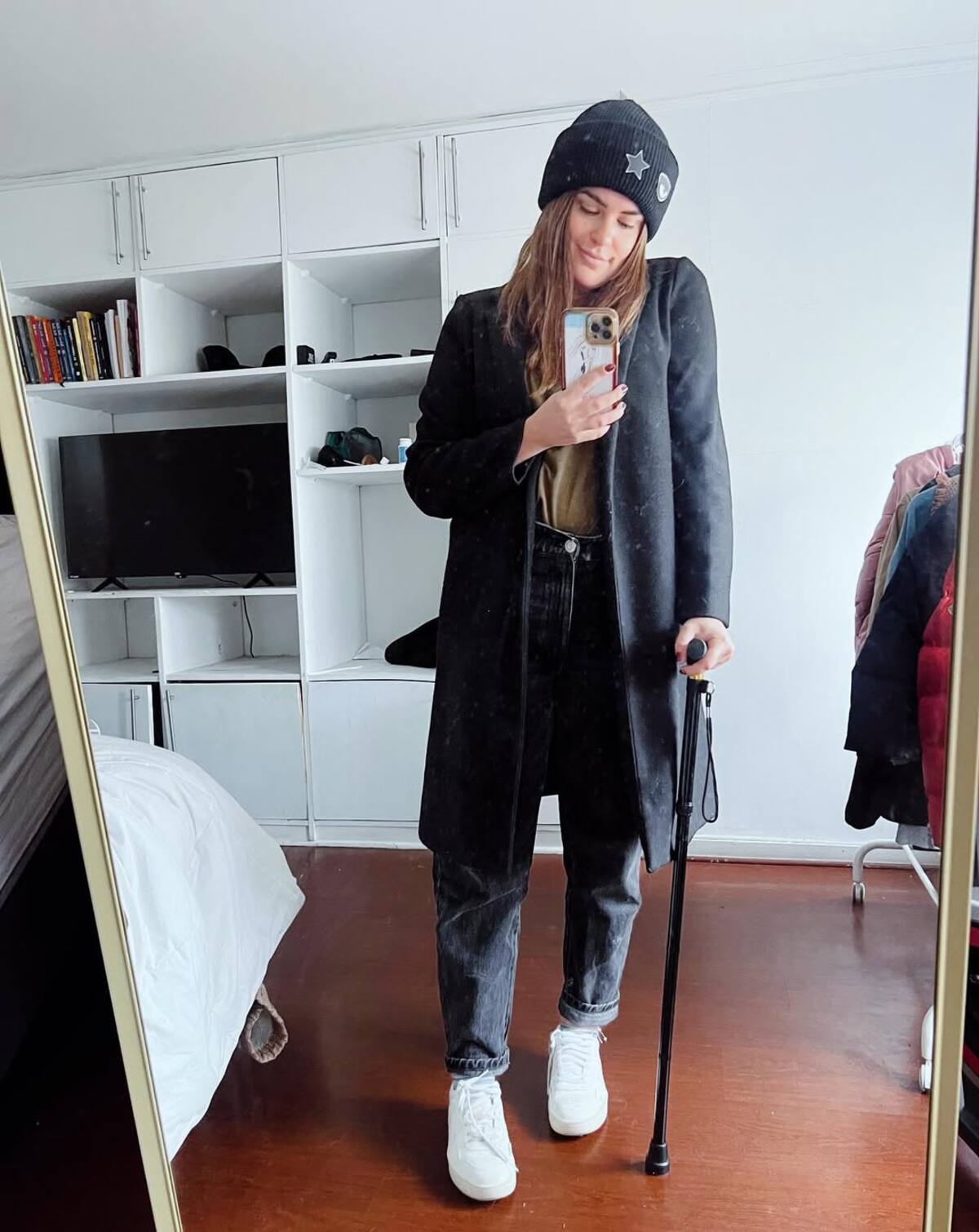 La influencer compartió una foto utilizando bastón para caminar.